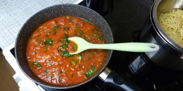 Спагетти с томатным соусом и шпинатом, рецепт: Выложите в сковороду помидоры вместе с соком