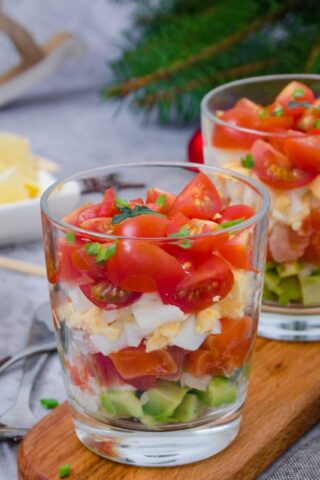 Слоёный салат с красной рыбой, черри и авокадо