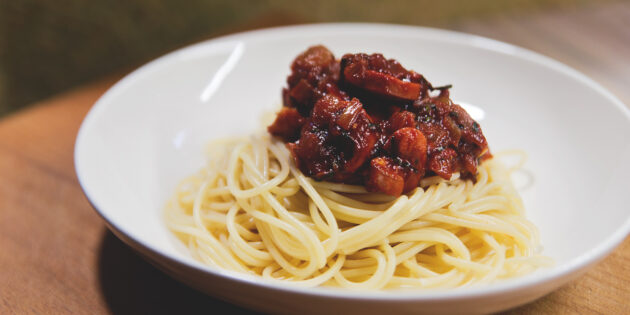 Как приготовить спагетти с сосисками: Выложите в спагетти соус с сосисками