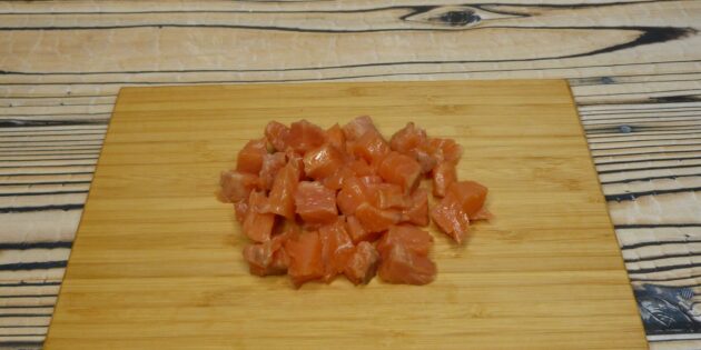 Салат с макаронами и красной рыбой, рецепт: Рыбу нарежьте небольшими кубиками