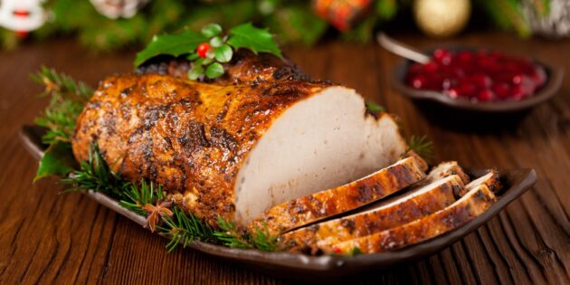 Рецепты на Новый год — 2024: сочная свинина, запечённая в духовке с медовым соусом