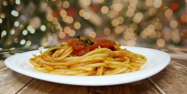 Спагетти с томатным соусом и шпинатом: рецепт