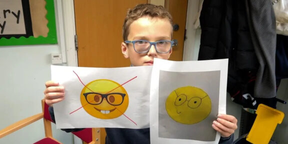 10-летний британец просит Apple изменить эмодзи с очками — сейчас он «оскорбительный»