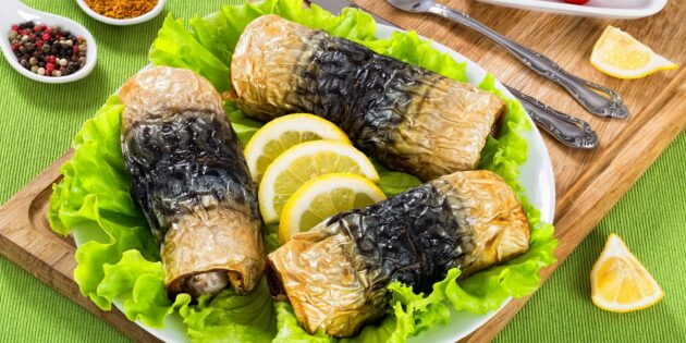 Вторые блюда из рыбы на Новый год — 2024: Запечённые рулетики из скумбрии с беконом