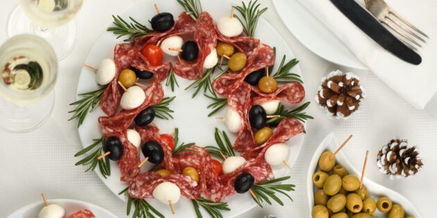 Рецепты на Новый год — 2024: канапе с колбасой, оливками и моцареллой