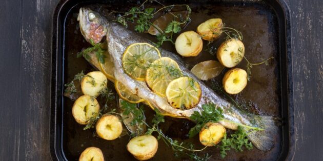 Вторые блюда из рыбы на Новый год — 2024: Форель, фаршированная лимоном