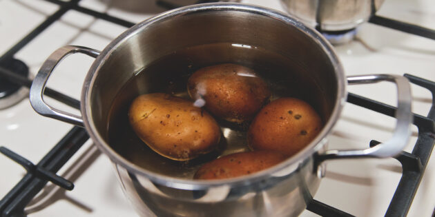Тёплый картофельный салат с беконом: Вымытый картофель отварите в мундире