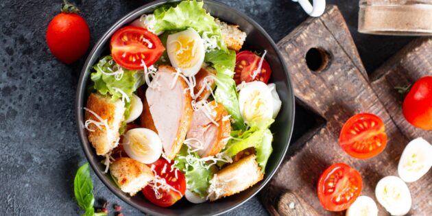 15 лучших салатов с копчёной курицей - Лайфхакер