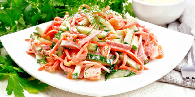 Быстрые блюда: салат с копчёной колбасой, корейской морковью и помидорами