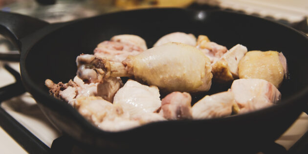 Рецепт чахохбили: Обжарьте курицу без масла