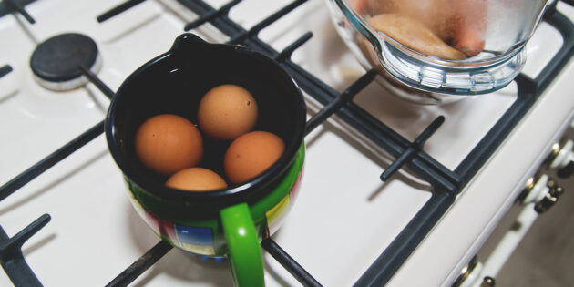 Селёдка под шубой из запечённых овощей, рецепт: сварите яйца вкрутую