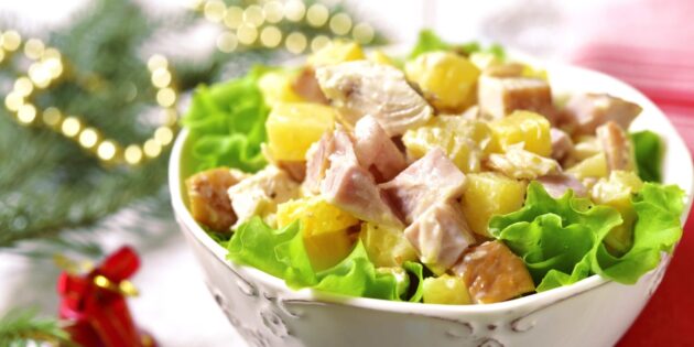 Простые и быстрые блюда на Новый год — 2024: салат с копчёной курицей и ананасом