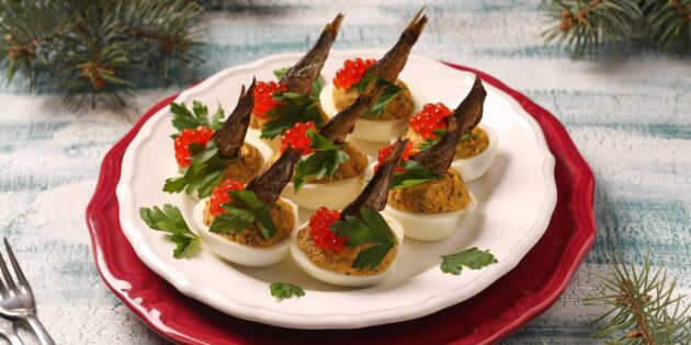 Лучшие праздничные закуски на Новый год — 2024: фаршированные яйца со шпротами и красной икрой
