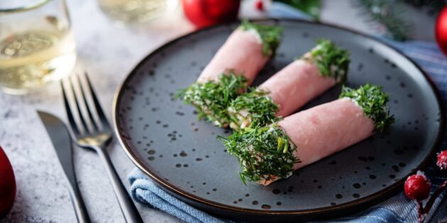Простые и быстрые блюда на Новый год — 2024: рулетики из ветчины с сыром и оливками