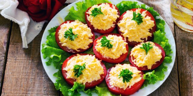 Простые и быстрые блюда на Новый год — 2024: быстрая закуска из помидоров и сыра