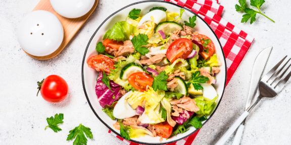 15 лучших салатов с тунцом