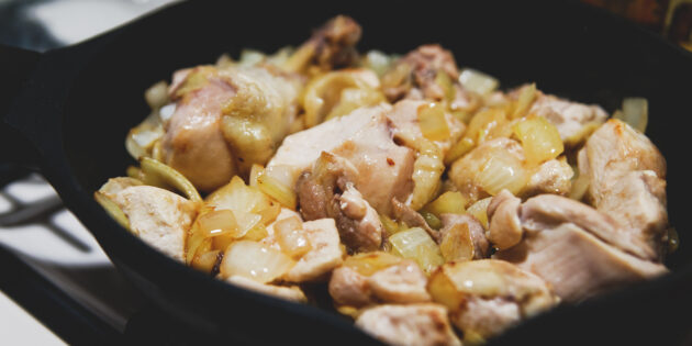 Рецепт чахохбили: Обжарьте с курицей лук