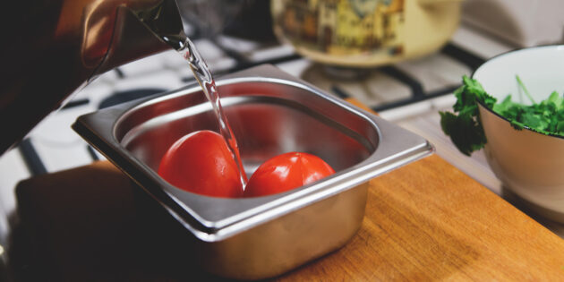 Рецепт чахохбили: Залейте помидоры кипятком