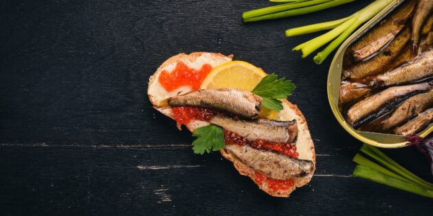 Простые и быстрые блюда на Новый год — 2024: бутерброды со шпротами и красной икрой