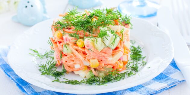 Простые и быстрые блюда на Новый год — 2024: салат с корейской морковью, крабовыми палочками и кукурузой