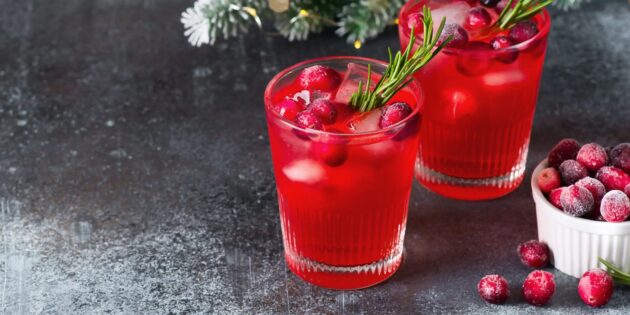 Простое меню на Новый год — 2024: коктейль с водкой, виноградным соком и клюквой