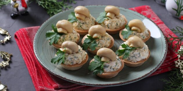 Рецепты на Новый год — 2024: тарталетки с грибами, яйцами и сыром