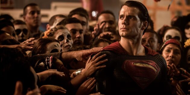 Супермен и его фанаты. Кадр из фильма «Бэтмен против Супермена»