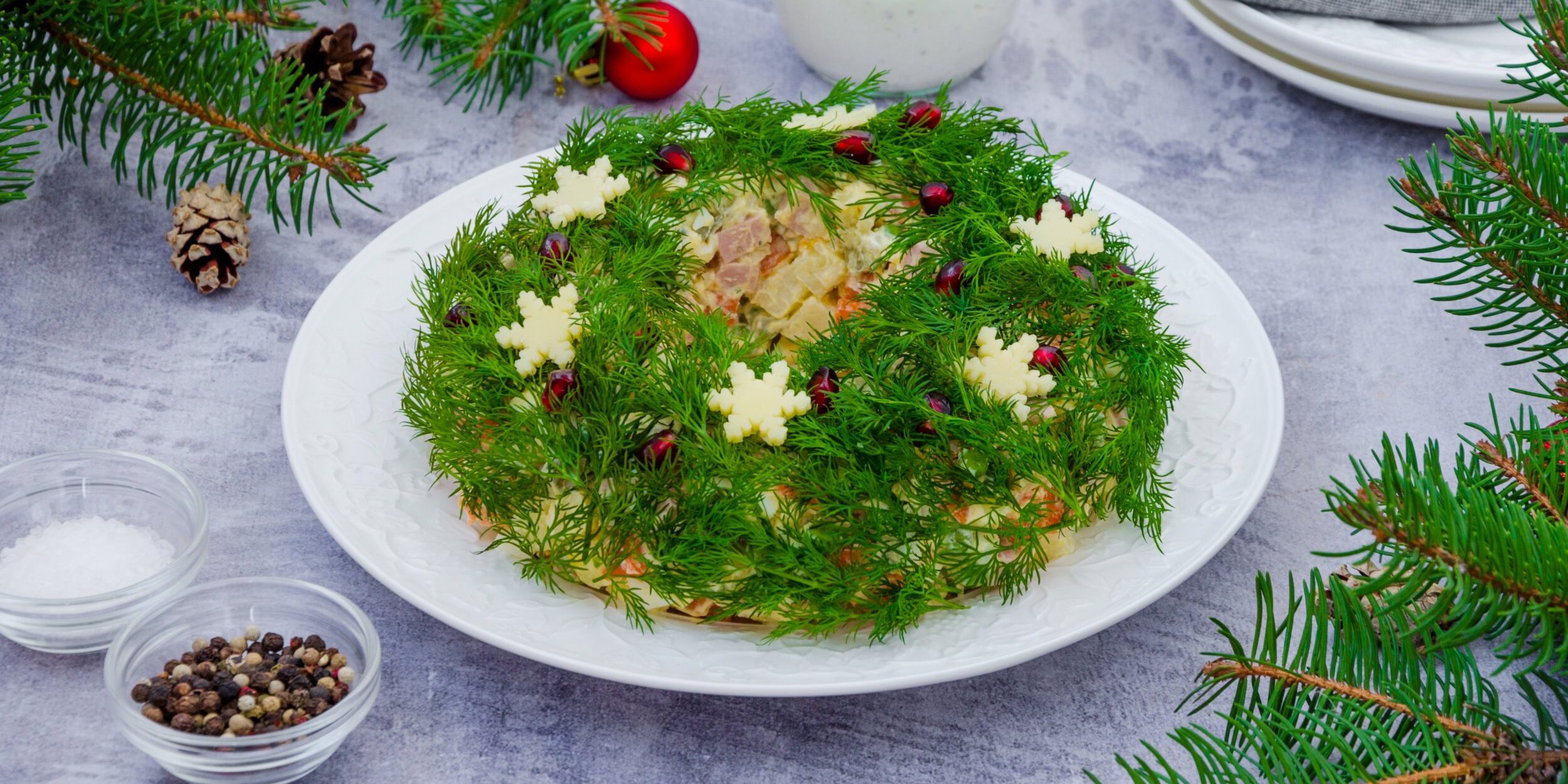 Салат оливье в виде рождественского венка