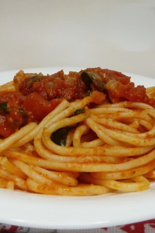 Ваше любимое: спагетти с томатным соусом и шпинатом