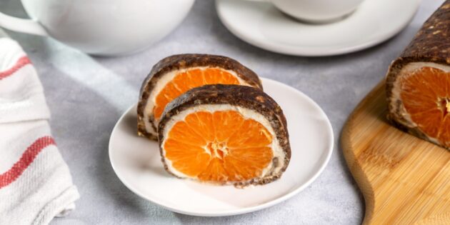 Десерты на Новый год — 2024: шоколадный рулет без выпечки с творожным кремом и мандаринами