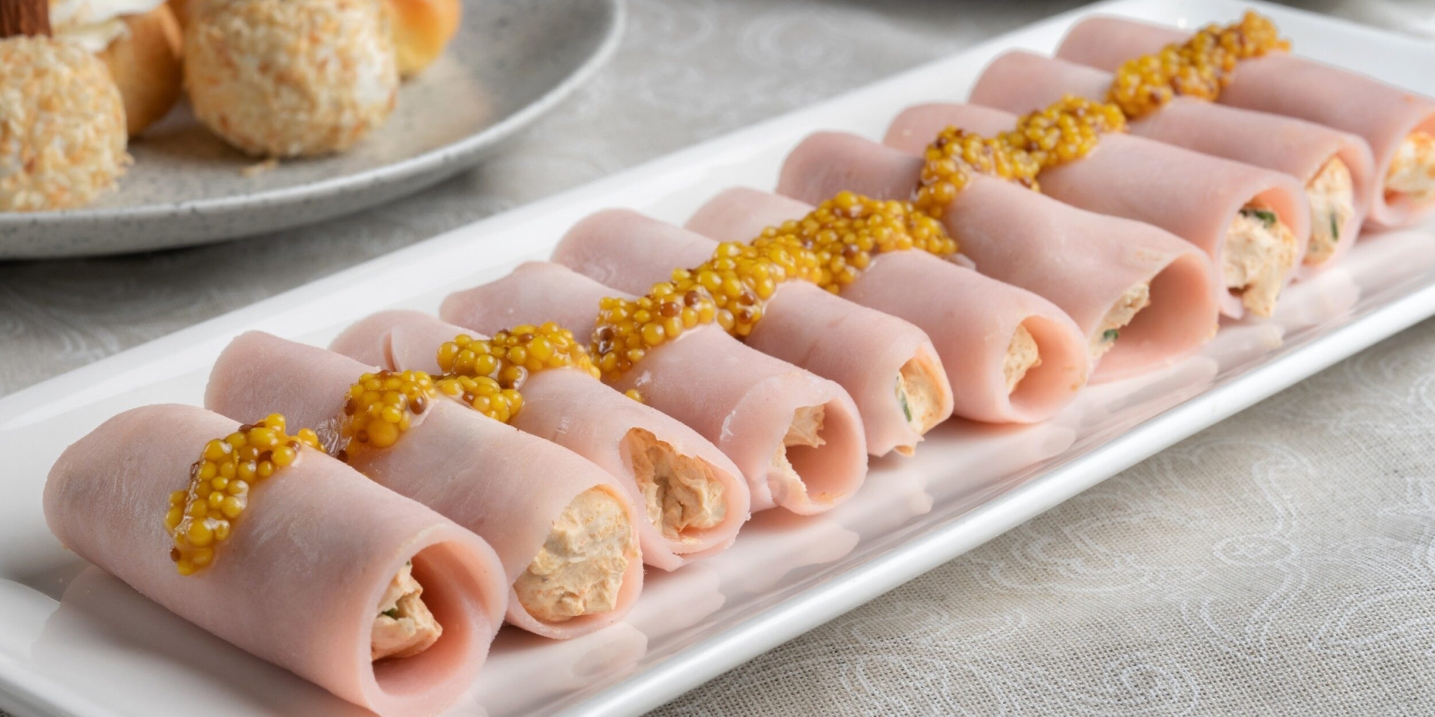 Рулетики из ветчины со сливочным сыром и яйцами