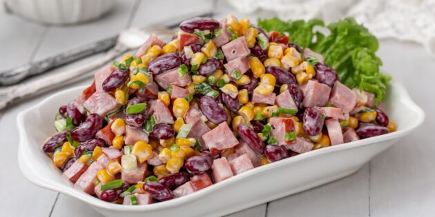 Простые и быстрые блюда на Новый год — 2024: салат с копчёной курицей, фасолью и кукурузой