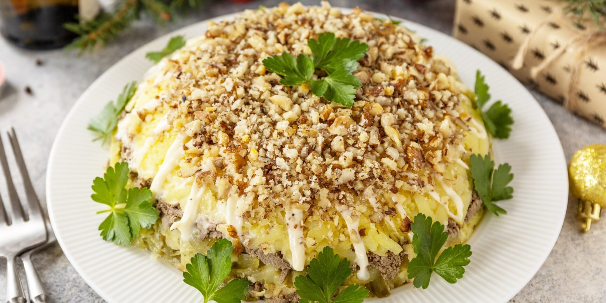 Слоеный салат с куриной печенью «Одуванчики»