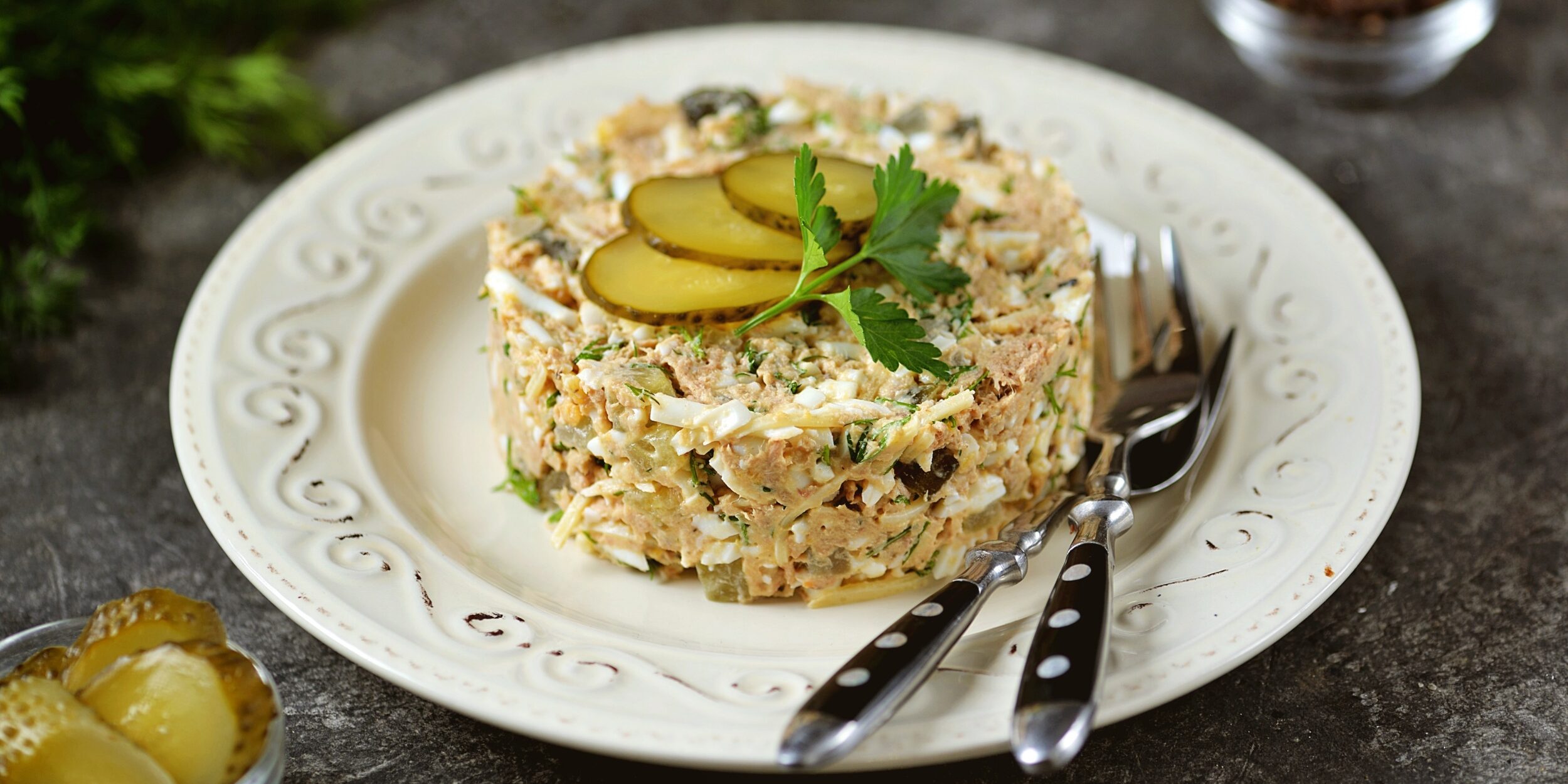 Салат с яйцами, рыбными консервами и солёными огурцами