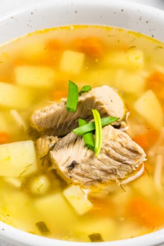 Суп с консервированным тунцом, картофелем и вермишелью