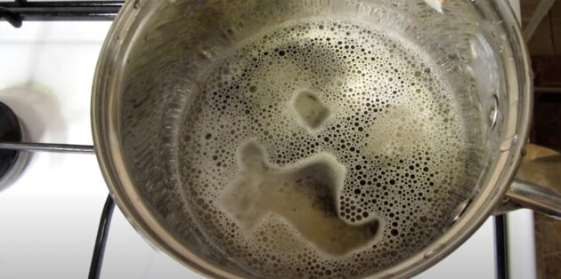 Как отмыть пригоревшую кастрюлю из нержавейки: вскипятите жидкость