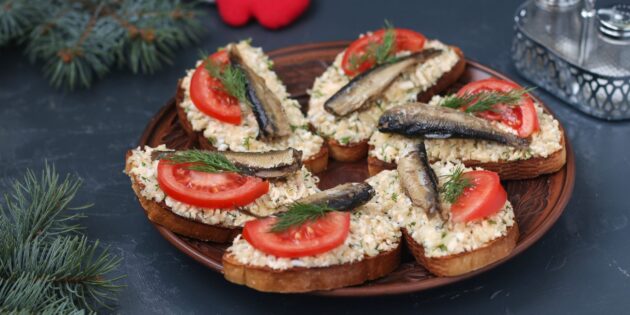 Закуски из рыбы на Новый год — 2024: Бутерброды со шпротами, помидорами и крабовыми палочками
