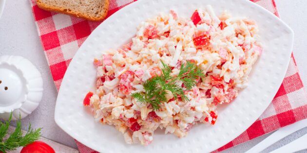 Быстрые блюда: салат с крабовыми палочками, сыром и помидорами