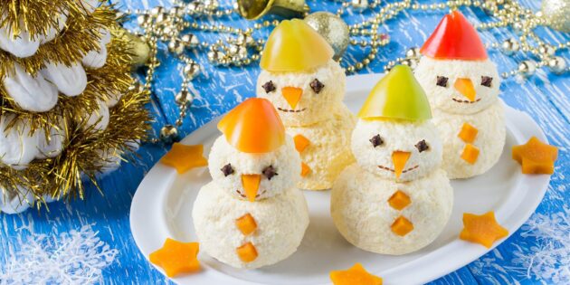Лучшие праздничные закуски на Новый год — 2024: сырные снеговики