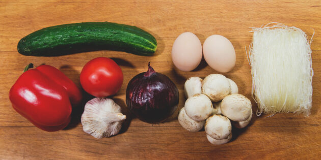 Фунчоза с овощами и омлетом: подготовьте ингредиенты