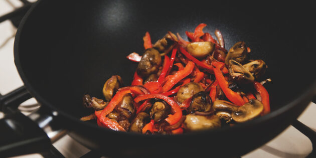 Фунчоза с овощами и японским омлетом: добавьте в сковороду тонкие слайсы болгарского перца