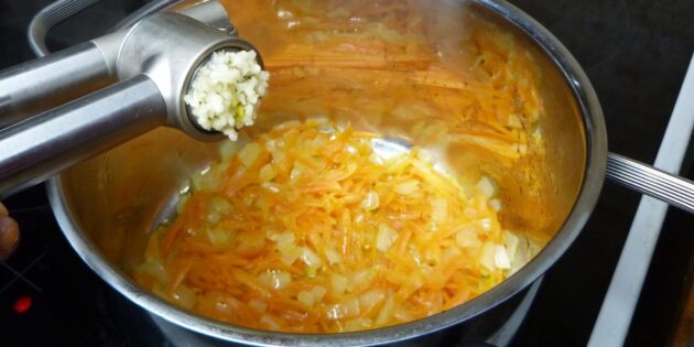 Суп-пюре из красной чечевицы, рецепт: обжарьте овощи
