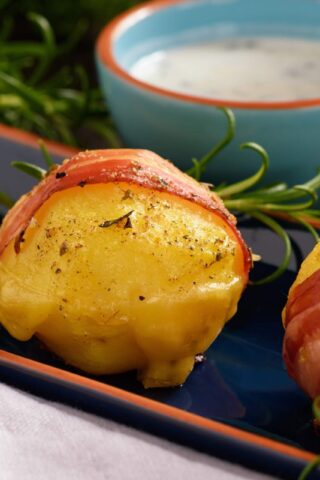 Картошка с сыром, запечённая в беконе
