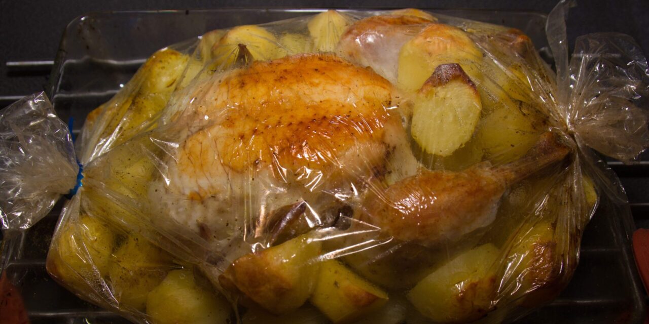 Курица, запечённая целиком с картошкой в рукаве