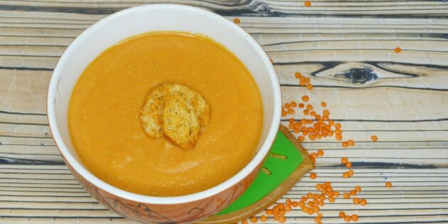 Суп-пюре из красной чечевицы, рецепт: подавайте суп с сухариками