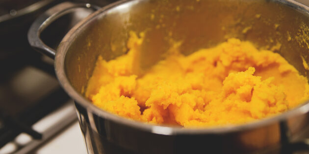 Варёная свиная рулька, рецепт: соедините картофельное и морковное пюре