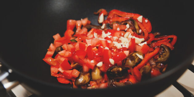 Фунчоза с овощами и японским омлетом: добавьте в сковороду помидоры и чеснок