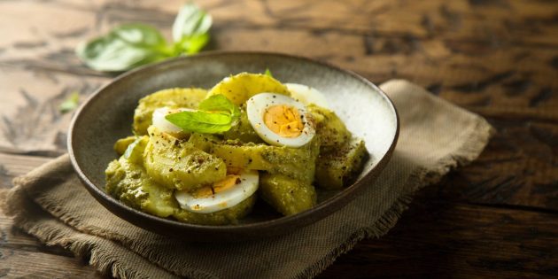 Необычные блюда: салат из картошки с соусом из зелени
