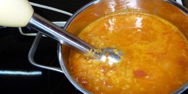 Суп-пюре из красной чечевицы, рецепт: взбейте погружным блендером