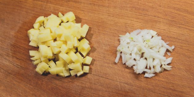Суп с пельменями: нарежьте лук и картошку
